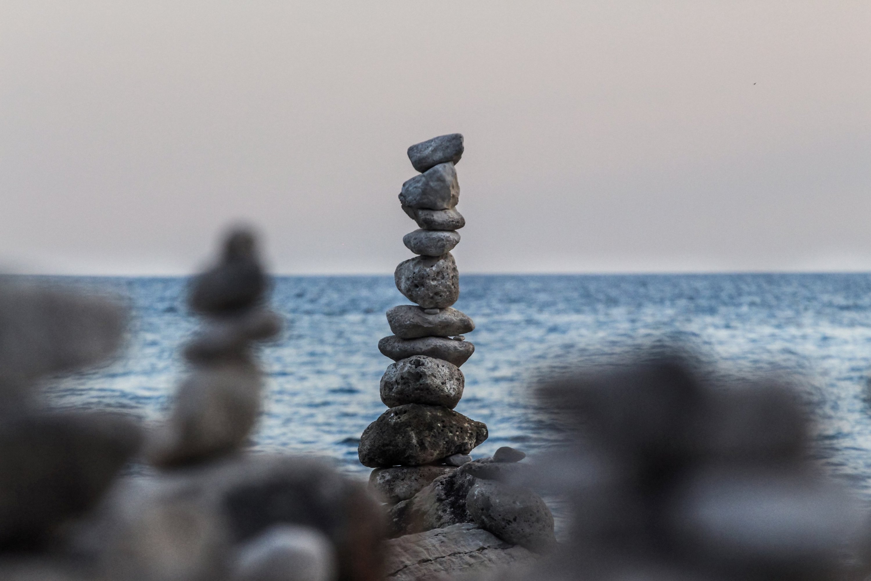 Near balance. Сбалансированные камни в природе.